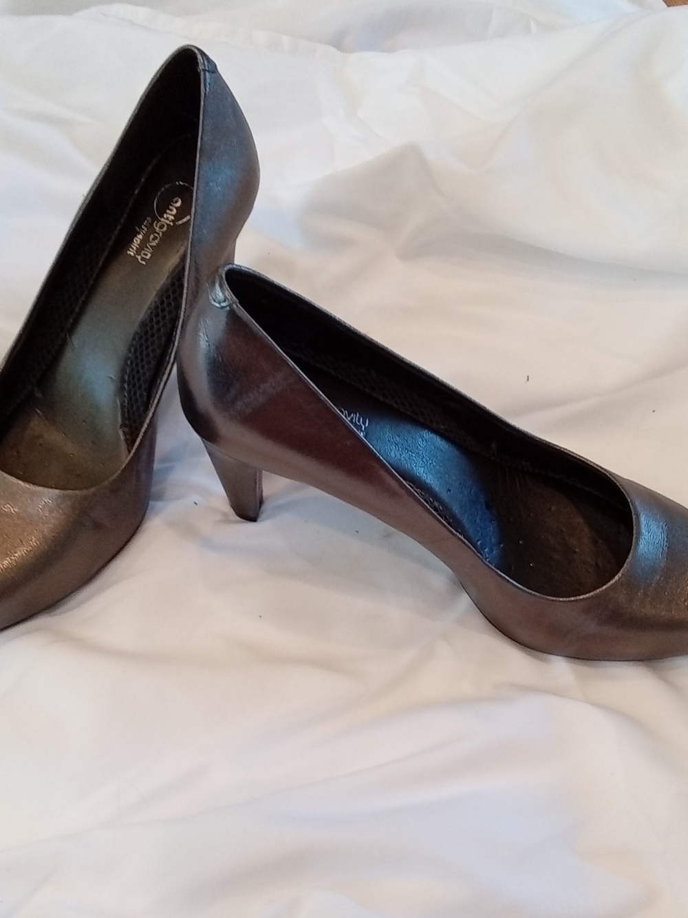 Easy Spirit Metallic Bronze Mid-Heel Pumps
